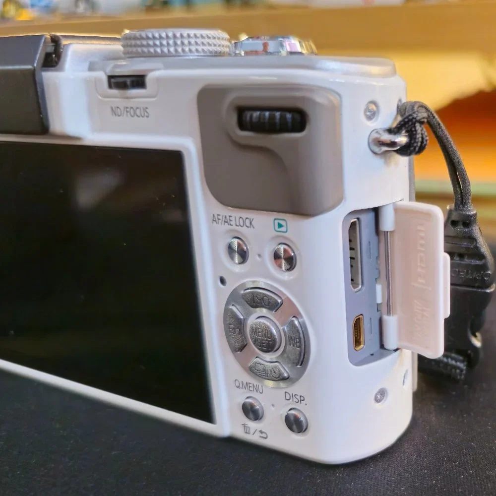 Panasonic Lumix DMC-LX7, EUC, incl. OEM leather Panasonic case, strap, SD card